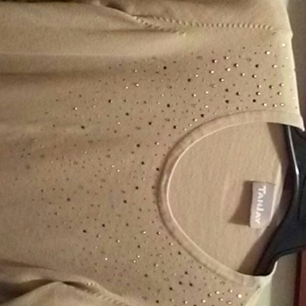 Medium sized elbow-length sleeve shirt